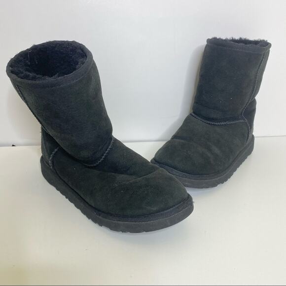 UGG Classic Short II Black Sheepskin Boot 5 Slip On - Picture 1 of 9
